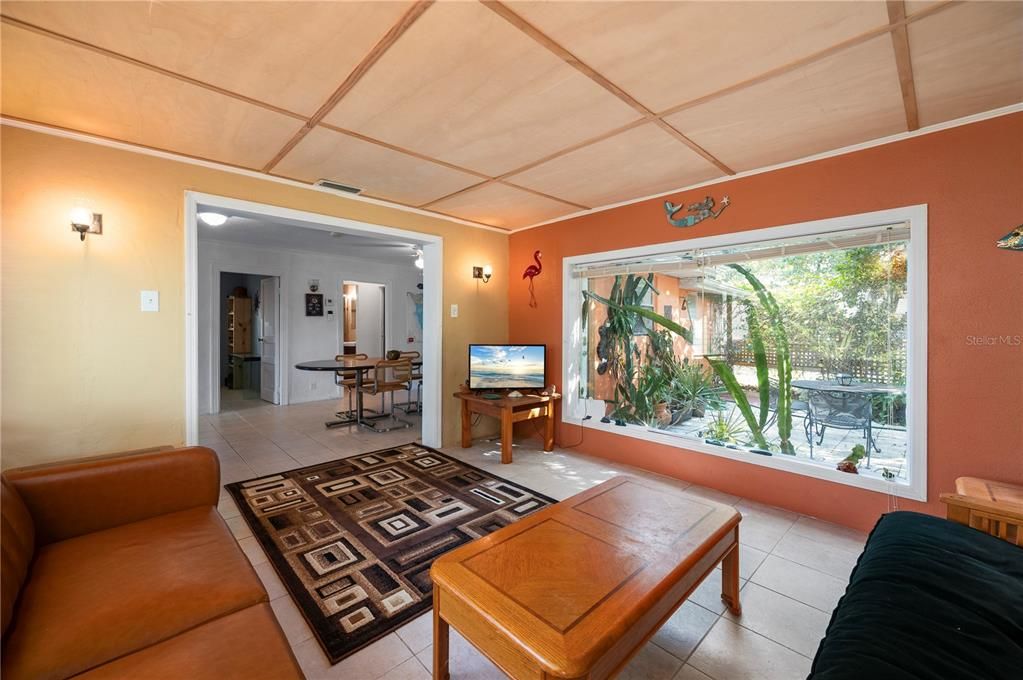 For Sale: $150,000 (2 beds, 1 baths, 944 Square Feet)