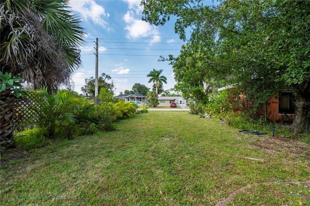 For Sale: $150,000 (2 beds, 1 baths, 944 Square Feet)