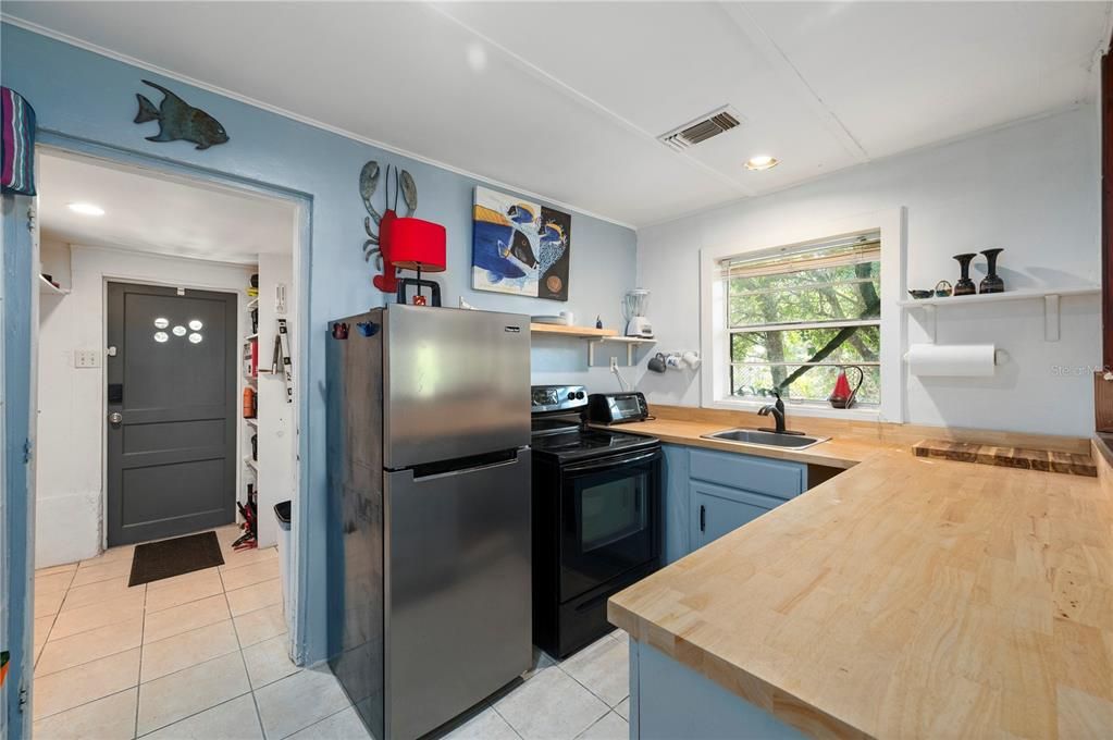 For Sale: $150,000 (2 beds, 1 baths, 944 Square Feet)