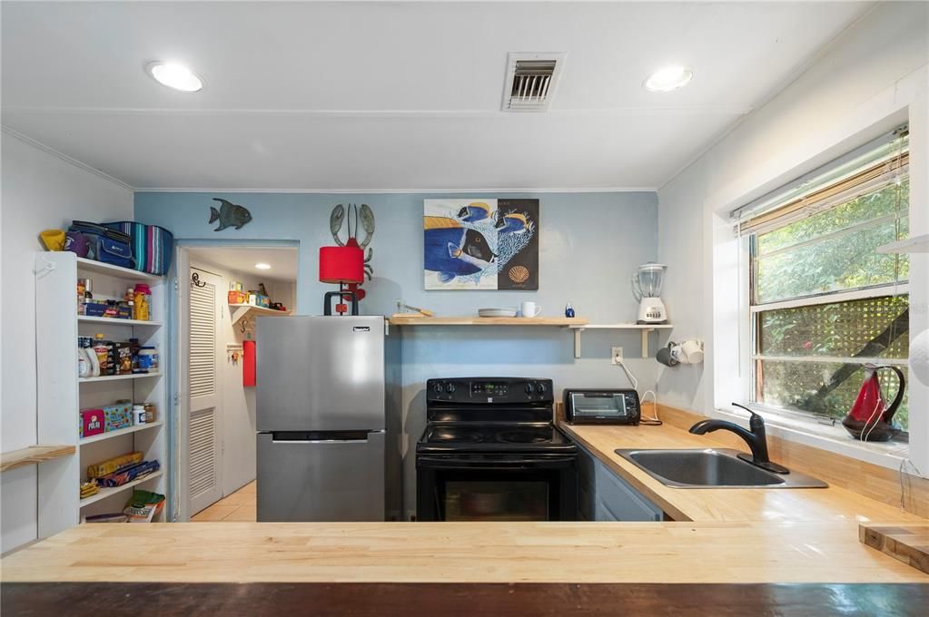 For Sale: $150,000 (2 beds, 1 baths, 944 Square Feet)