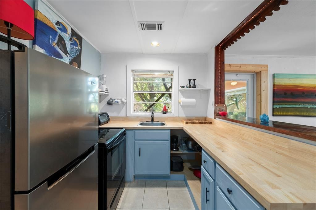 For Sale: $150,000 (2 beds, 1 baths, 944 Square Feet)