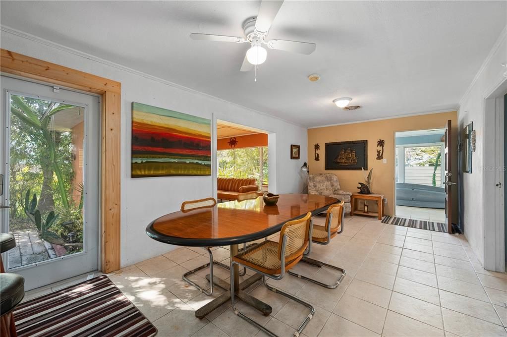 For Sale: $150,000 (2 beds, 1 baths, 944 Square Feet)