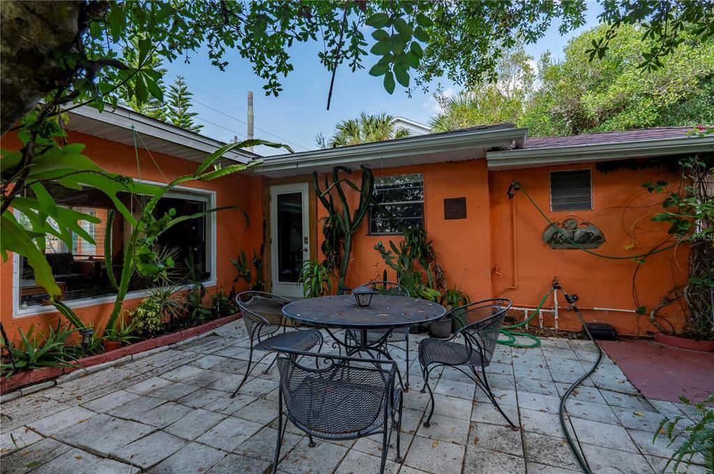 For Sale: $150,000 (2 beds, 1 baths, 944 Square Feet)