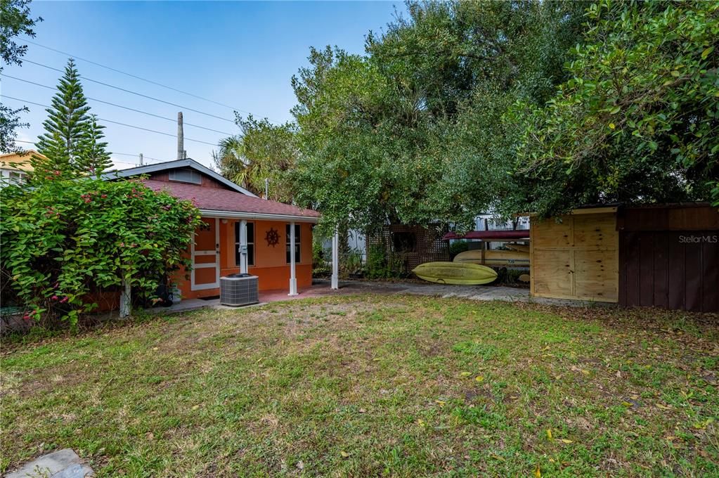 For Sale: $150,000 (2 beds, 1 baths, 944 Square Feet)