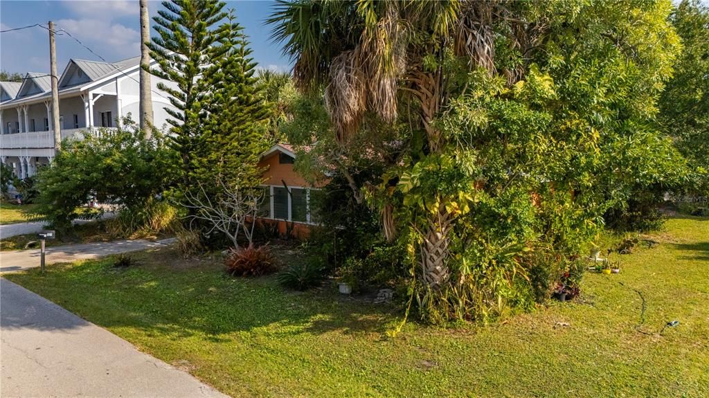 For Sale: $150,000 (2 beds, 1 baths, 944 Square Feet)