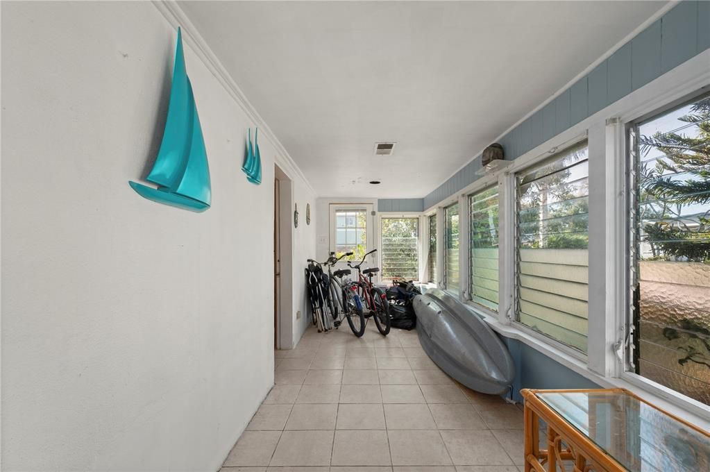 For Sale: $150,000 (2 beds, 1 baths, 944 Square Feet)