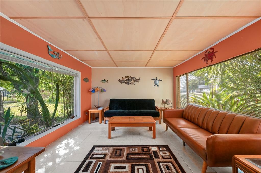 For Sale: $150,000 (2 beds, 1 baths, 944 Square Feet)