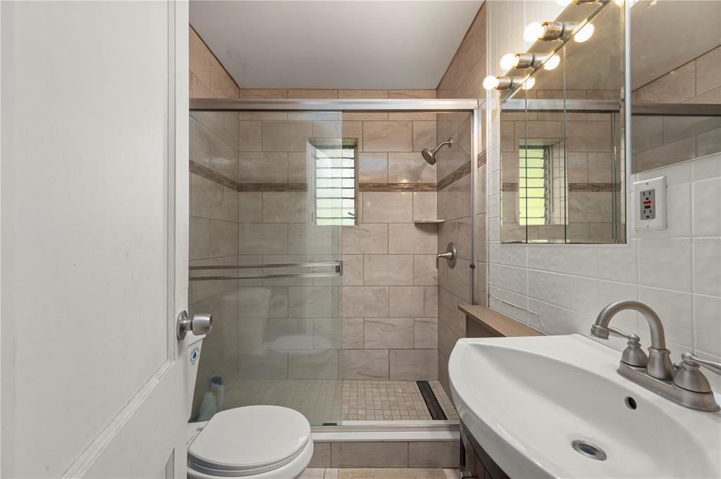 For Sale: $150,000 (2 beds, 1 baths, 944 Square Feet)