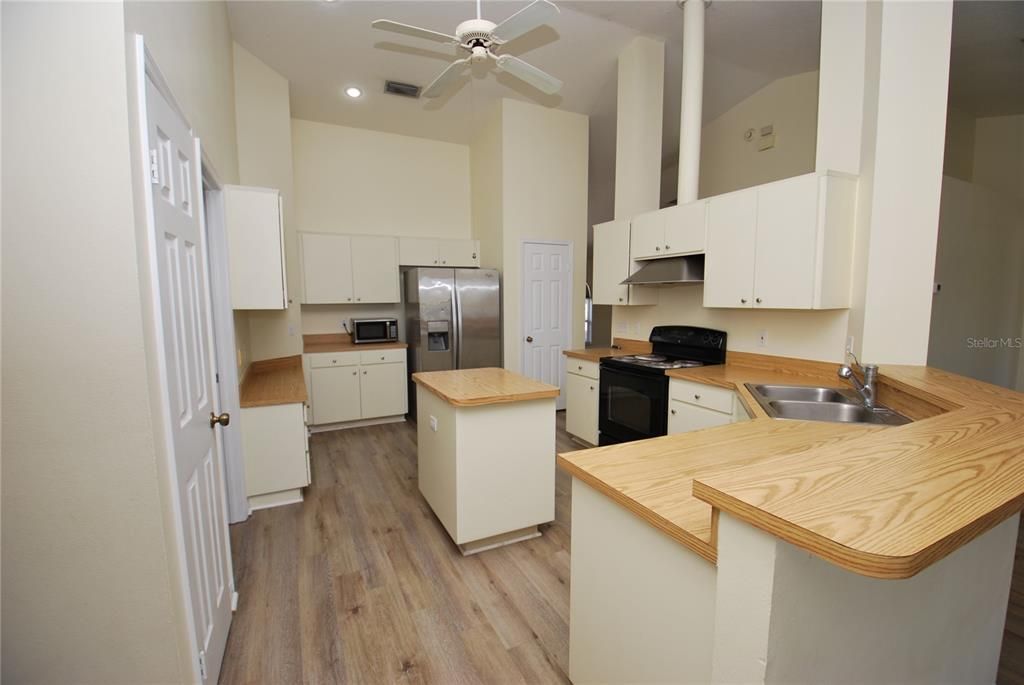 For Rent: $2,950 (4 beds, 3 baths, 2380 Square Feet)