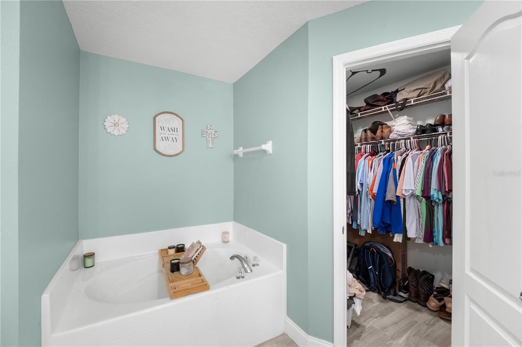 For Sale: $479,000 (5 beds, 2 baths, 2247 Square Feet)