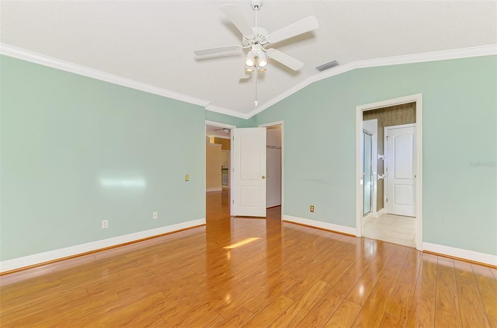 合同活跃: $349,900 (3 贝兹, 2 浴室, 1571 平方英尺)