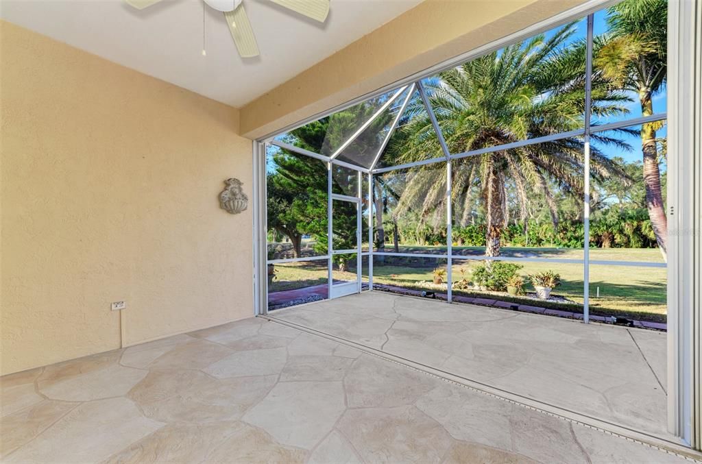 合同活跃: $349,900 (3 贝兹, 2 浴室, 1571 平方英尺)