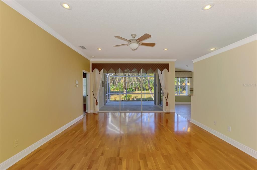 合同活跃: $349,900 (3 贝兹, 2 浴室, 1571 平方英尺)