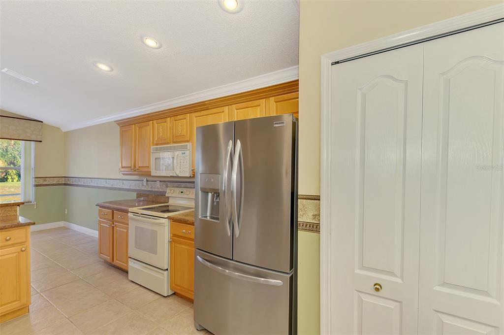 合同活跃: $349,900 (3 贝兹, 2 浴室, 1571 平方英尺)