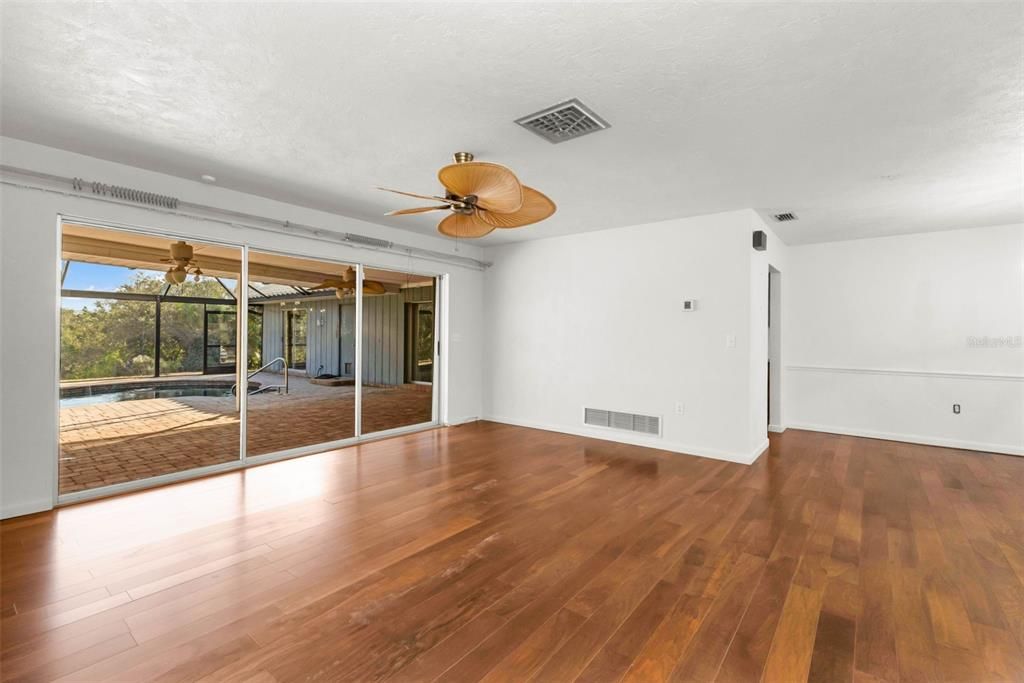 待售: $550,000 (3 贝兹, 2 浴室, 2235 平方英尺)