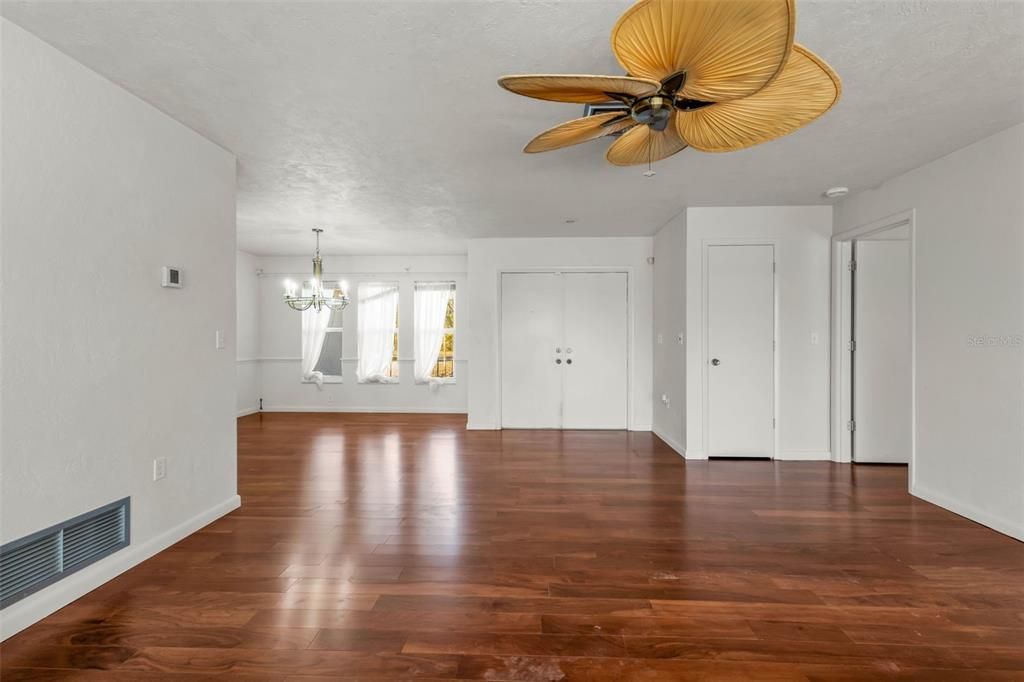 待售: $550,000 (3 贝兹, 2 浴室, 2235 平方英尺)