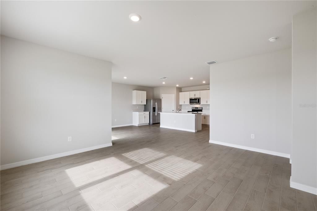 待售: $329,999 (4 贝兹, 2 浴室, 1828 平方英尺)