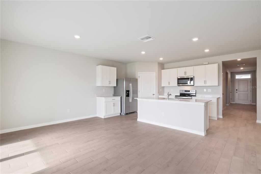 待售: $329,999 (4 贝兹, 2 浴室, 1828 平方英尺)