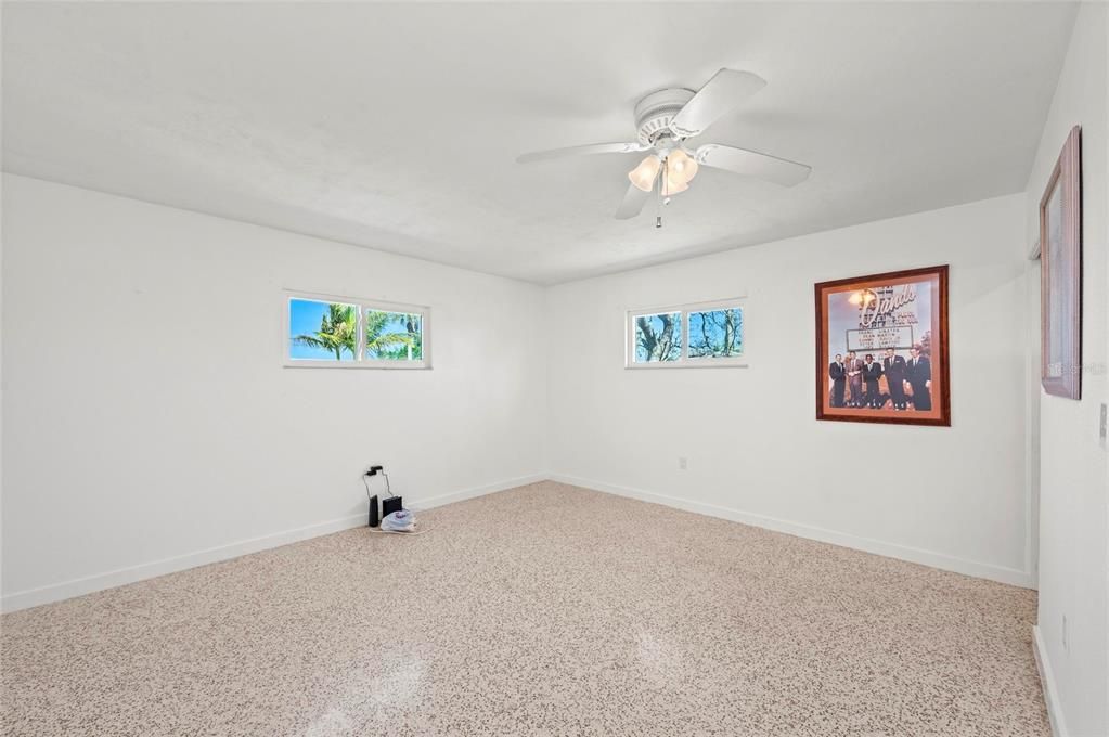 En Venta: $925,000 (2 camas, 2 baños, 1956 Pies cuadrados)