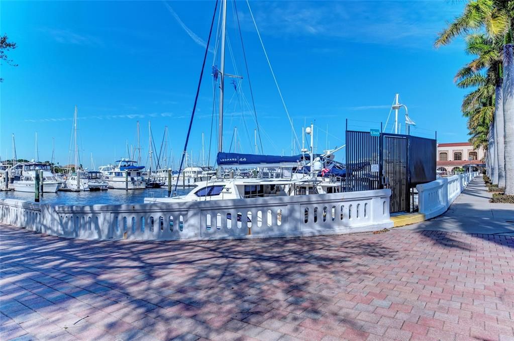 En Venta: $925,000 (2 camas, 2 baños, 1956 Pies cuadrados)