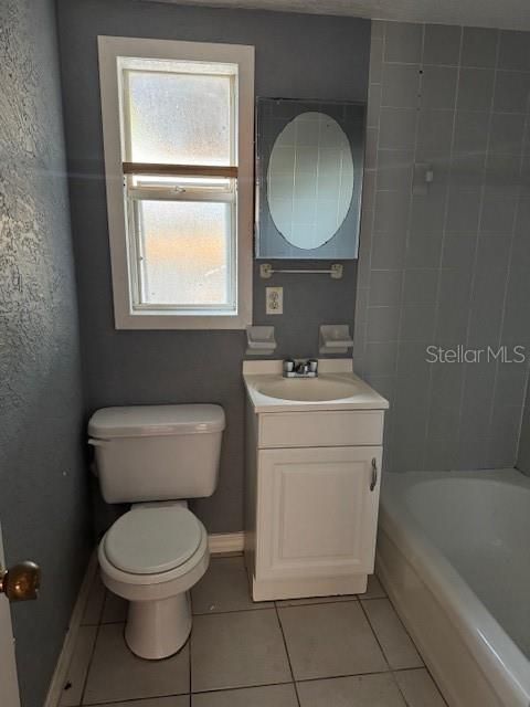 合同活跃: $240,000 (4 贝兹, 2 浴室, 1272 平方英尺)