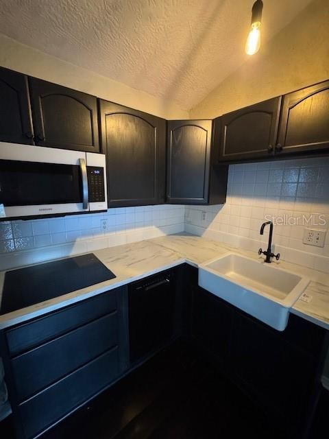 合同活跃: $240,000 (4 贝兹, 2 浴室, 1272 平方英尺)