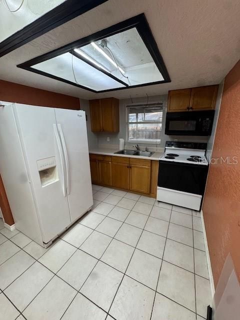 合同活跃: $240,000 (4 贝兹, 2 浴室, 1272 平方英尺)