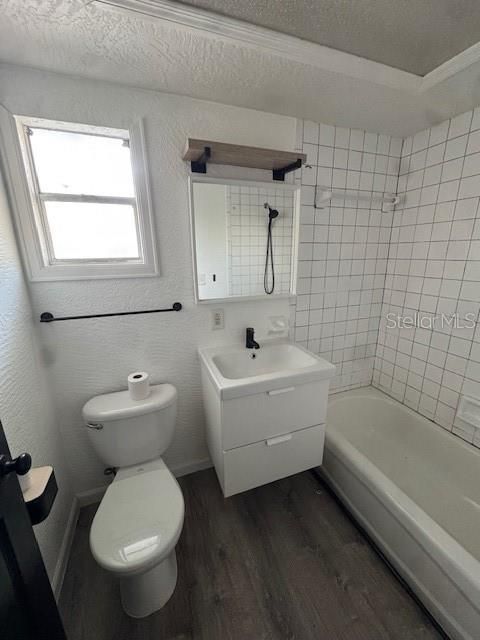 合同活跃: $240,000 (4 贝兹, 2 浴室, 1272 平方英尺)