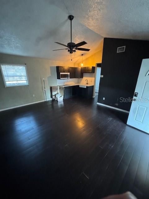 合同活跃: $240,000 (4 贝兹, 2 浴室, 1272 平方英尺)