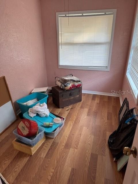 合同活跃: $240,000 (4 贝兹, 2 浴室, 1272 平方英尺)