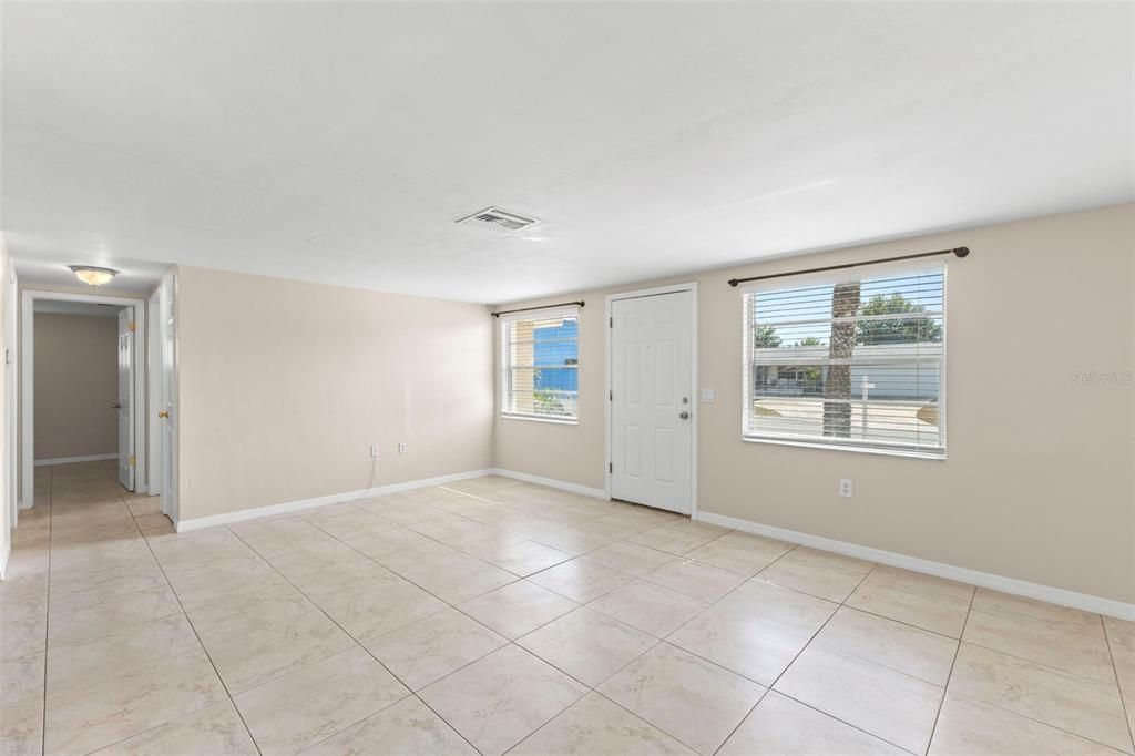 Activo con contrato: $205,000 (2 camas, 1 baños, 1104 Pies cuadrados)