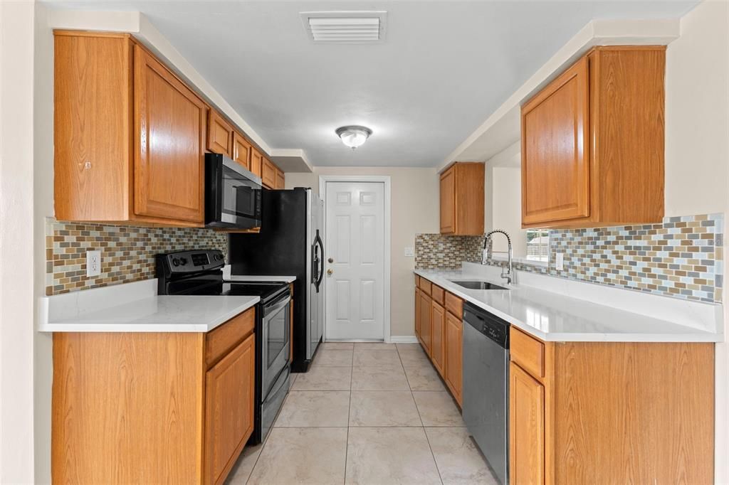 Activo con contrato: $205,000 (2 camas, 1 baños, 1104 Pies cuadrados)