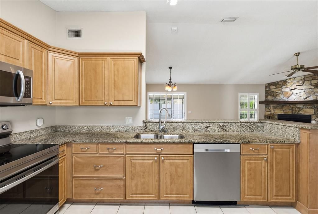 Под контрактом: $364,900 (3 спален, 2 ванн, 1246 Квадратных фут)