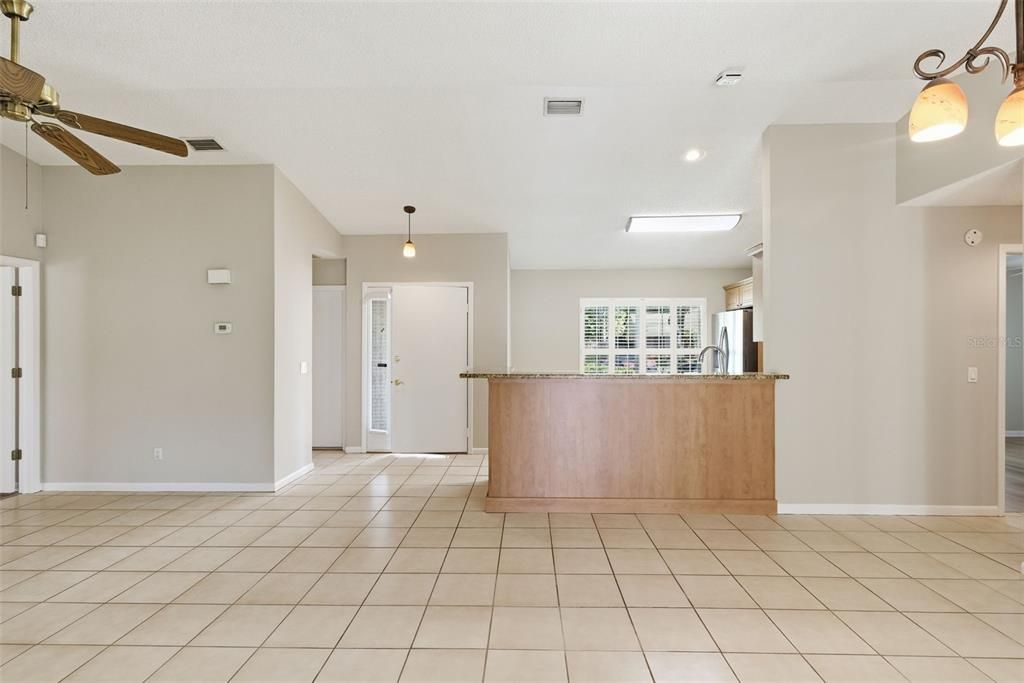 Под контрактом: $364,900 (3 спален, 2 ванн, 1246 Квадратных фут)