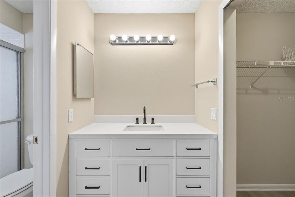 Под контрактом: $364,900 (3 спален, 2 ванн, 1246 Квадратных фут)