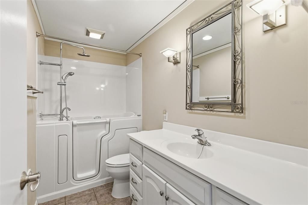 Под контрактом: $364,900 (3 спален, 2 ванн, 1246 Квадратных фут)