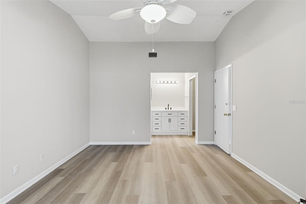 Под контрактом: $364,900 (3 спален, 2 ванн, 1246 Квадратных фут)