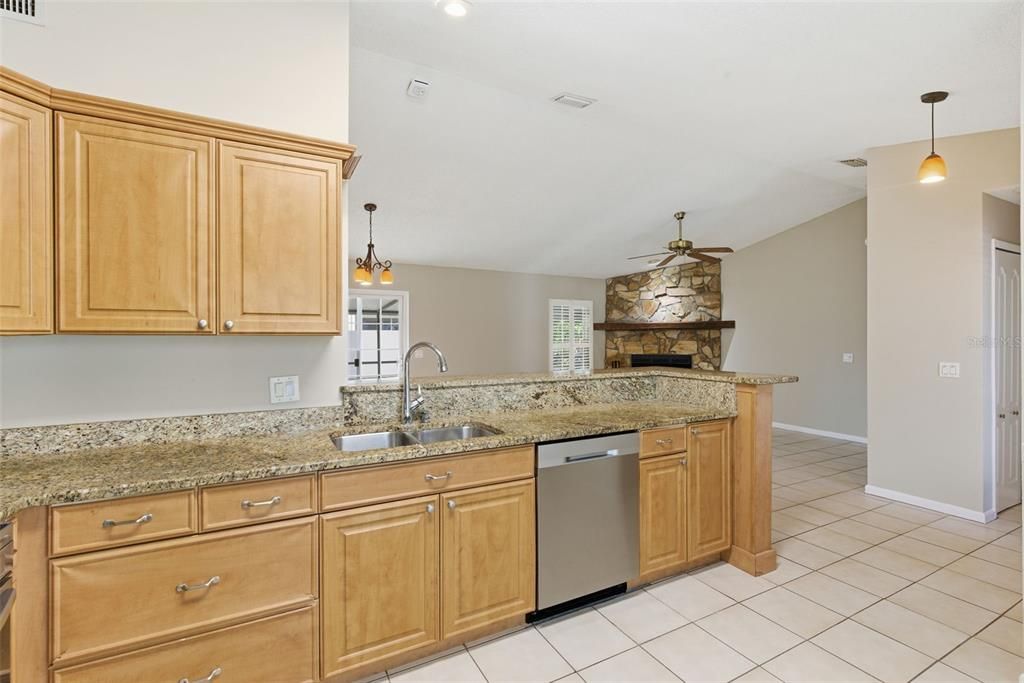 Под контрактом: $364,900 (3 спален, 2 ванн, 1246 Квадратных фут)