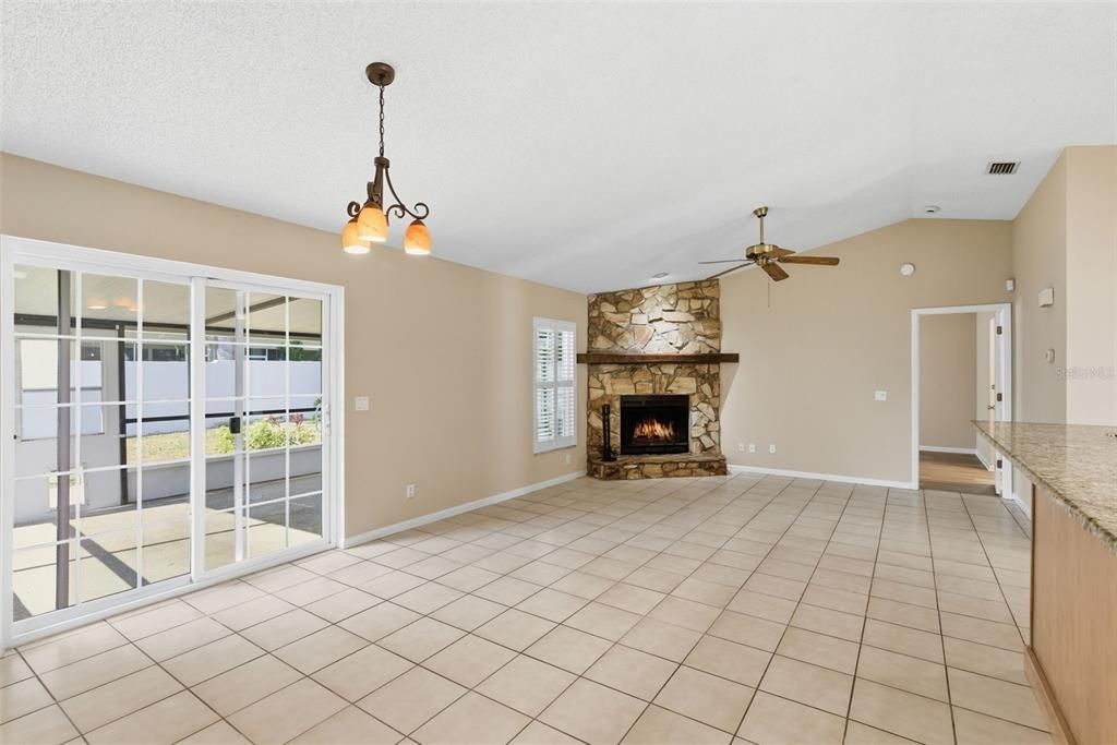 Под контрактом: $364,900 (3 спален, 2 ванн, 1246 Квадратных фут)