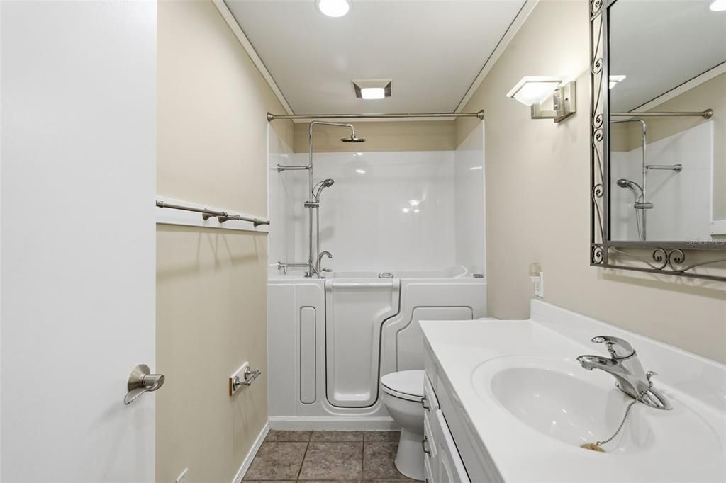 Под контрактом: $364,900 (3 спален, 2 ванн, 1246 Квадратных фут)