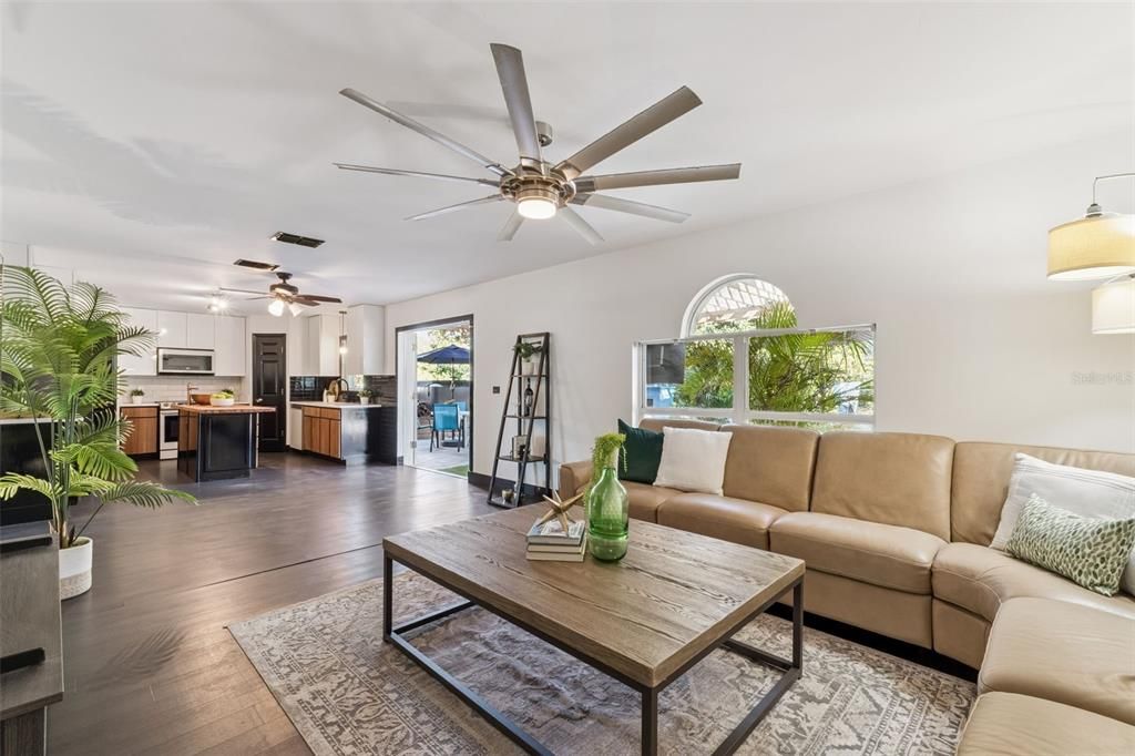 En Venta: $634,900 (4 camas, 2 baños, 2882 Pies cuadrados)