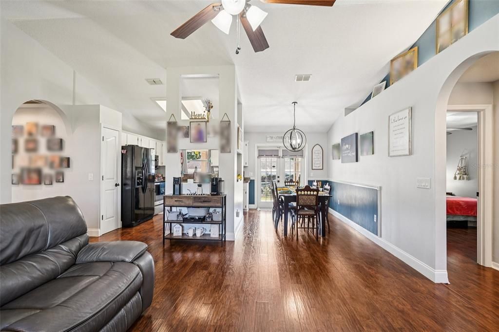 En Venta: $309,000 (3 camas, 2 baños, 1338 Pies cuadrados)