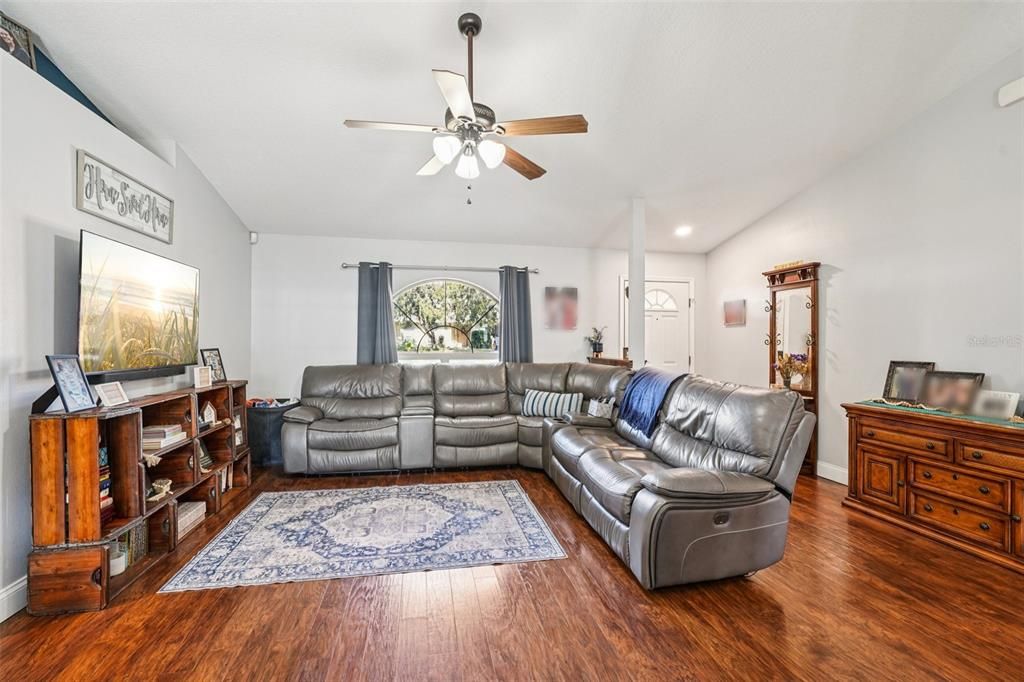 En Venta: $309,000 (3 camas, 2 baños, 1338 Pies cuadrados)