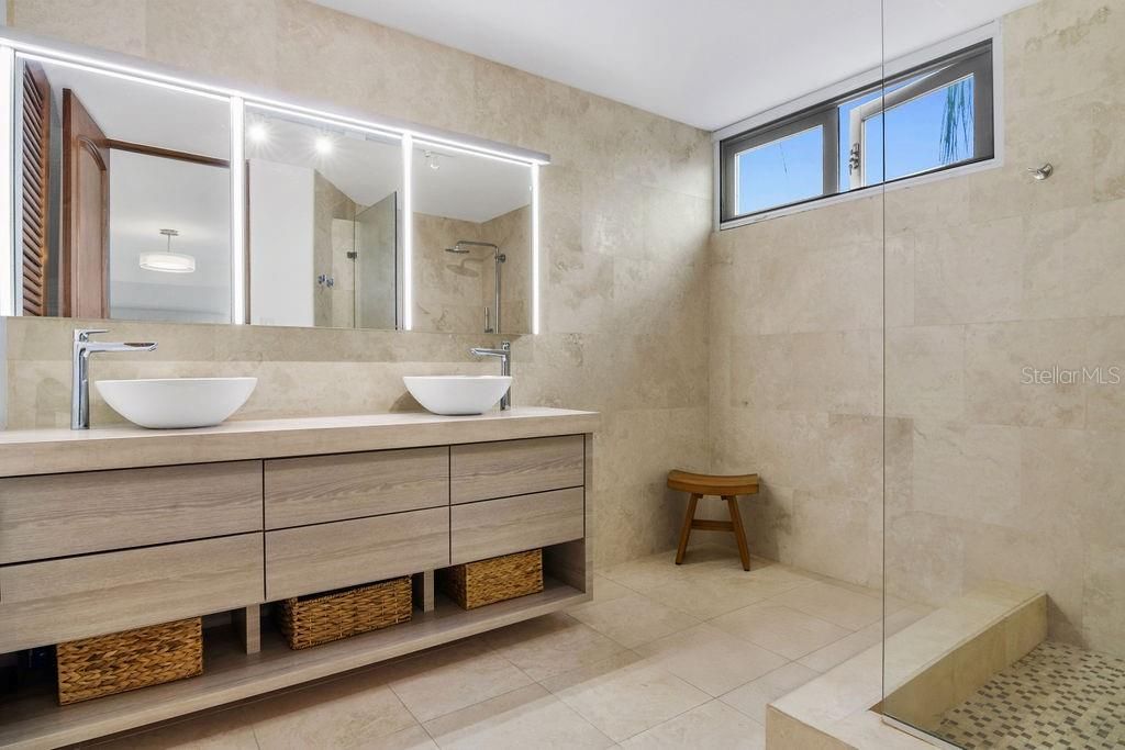 En Venta: $1,600,000 (5 camas, 3 baños, 3888 Pies cuadrados)