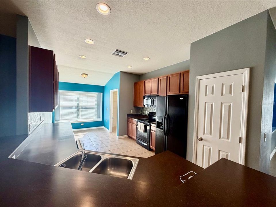 待售: $379,900 (4 贝兹, 2 浴室, 2074 平方英尺)