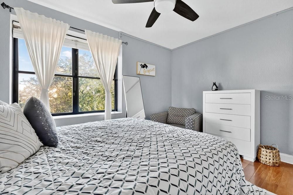 待售: $120,000 (1 贝兹, 1 浴室, 573 平方英尺)