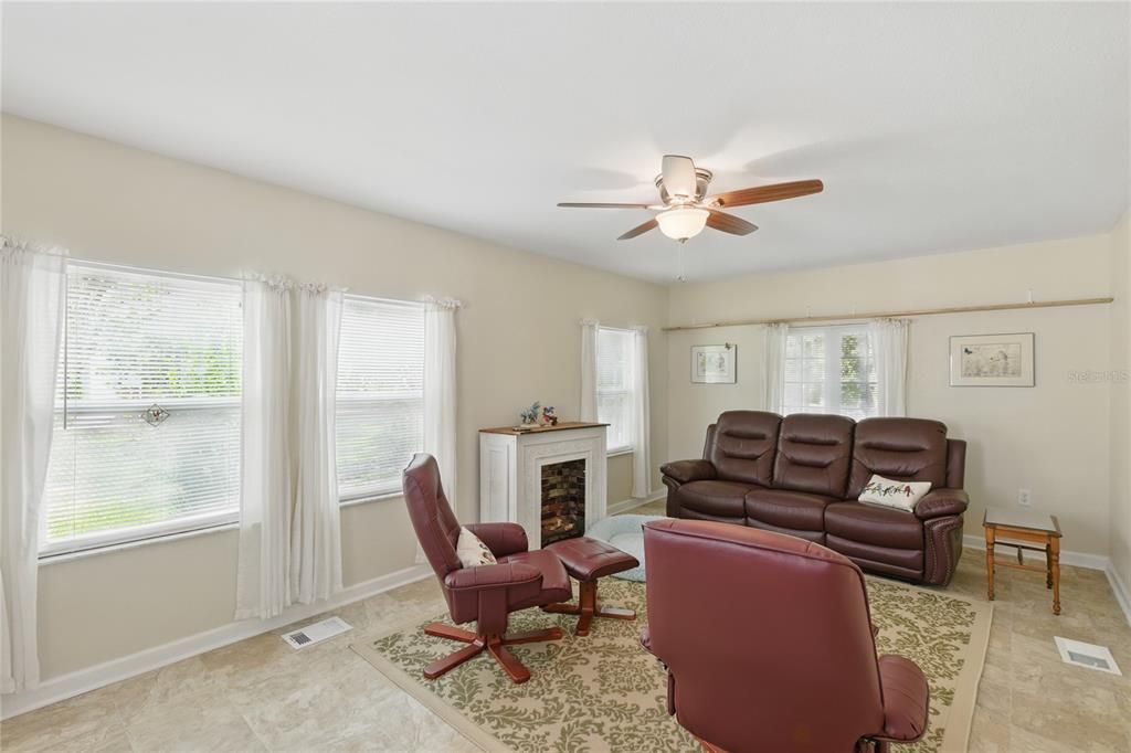 На продажу: $257,000 (3 спален, 2 ванн, 1404 Квадратных фут)