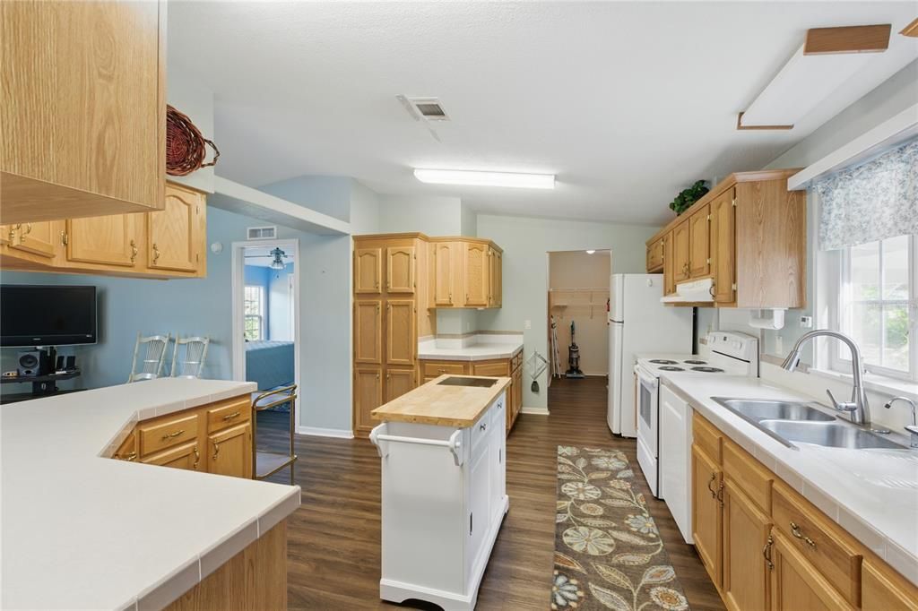 На продажу: $257,000 (3 спален, 2 ванн, 1404 Квадратных фут)