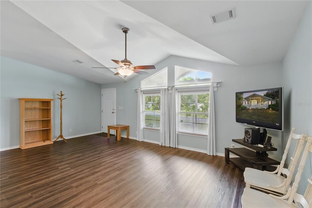 На продажу: $257,000 (3 спален, 2 ванн, 1404 Квадратных фут)