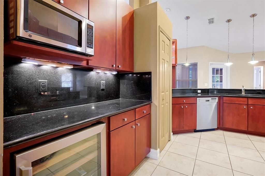 На продажу: $670,000 (4 спален, 2 ванн, 2504 Квадратных фут)